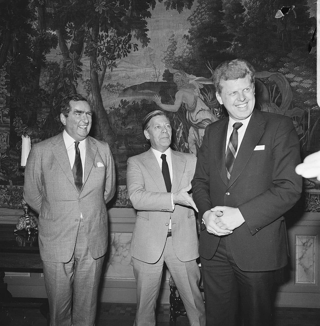 Conference on Gold by European Finance ministers, left to right Denis Healey, Helmut Schmidt and Wim Duisenberg