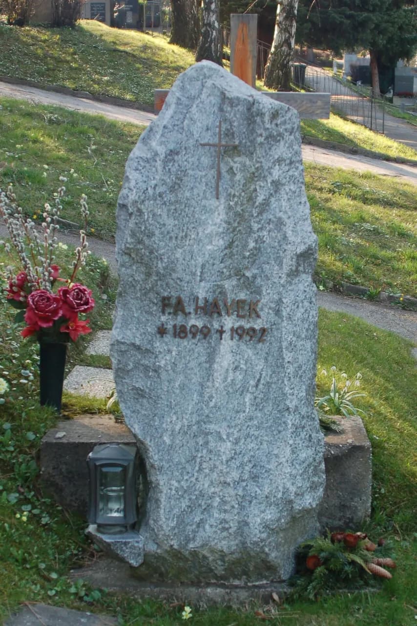 Neustifter Friedhof, Grabstätte von Friedrich August Hayek (Ehrengrab der Stadt Wien)