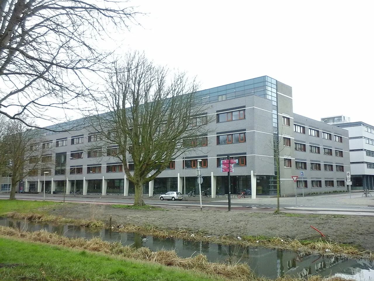 TU Delft Faculteit Techniek, Bestuur en Management. Gebouw uit 1997 ontworpen door Van den Broek en Bakema/ Jan van Iersel. (bron [1])