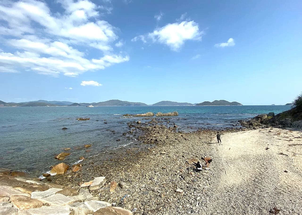 ​香港科技大學的一個沙灘，海為牛尾海，對岸群島包括牛尾州、滘西洲等。