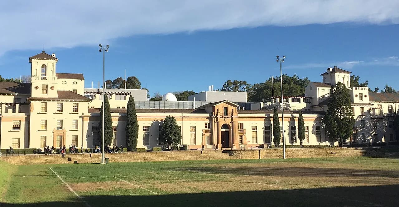 Photograph of the University of Sydney School of Physics (landscape crop)