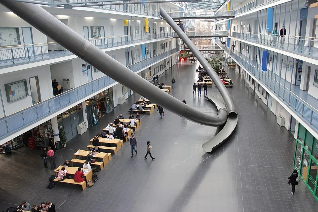 Innenansicht des Gebäudes der Fakultät für Mathematik und Informatik (FMI) der TU München in Garching mit Brunner / Ritz: Parabel, 2002 (vulgo „Parabelrutschen“