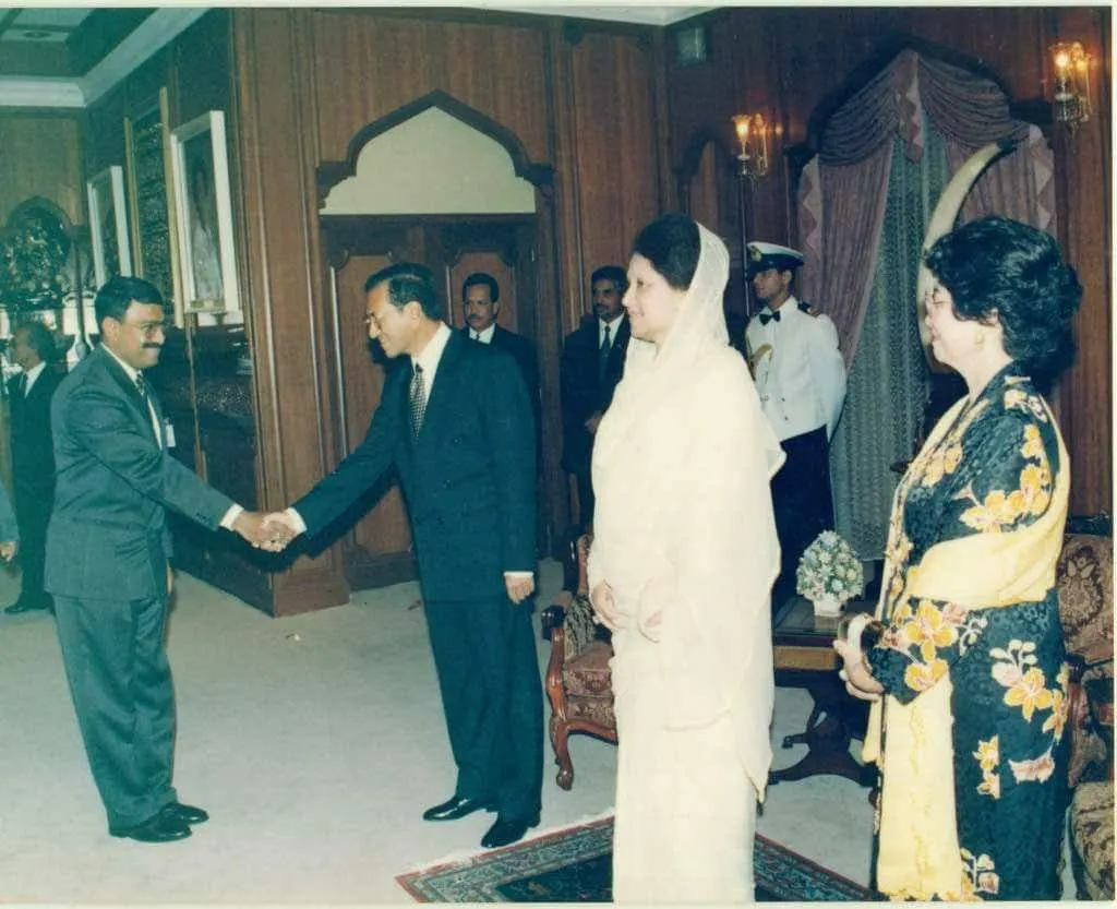 Mohammad Mosaddak Ali met with Malaysian Prime Minister Mahathir Mohamad atthe MalaysiaState Guest House in Kuala Lumpur on October 12 in 1994