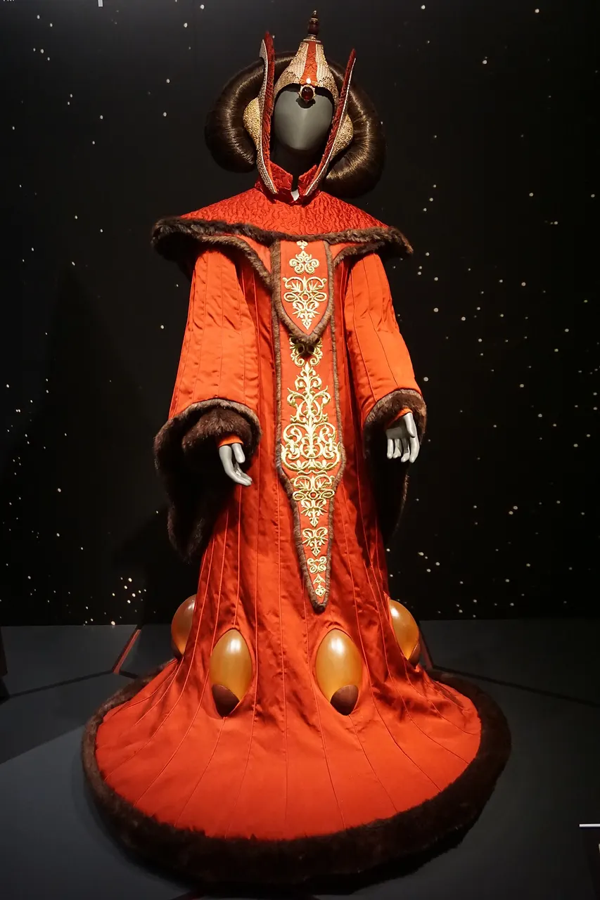 Queen Amidala's throne room gown from Star Wars: Episode I – The Phantom Menace on display at the Star Wars and the Power of Costume traveling exhibit at the De