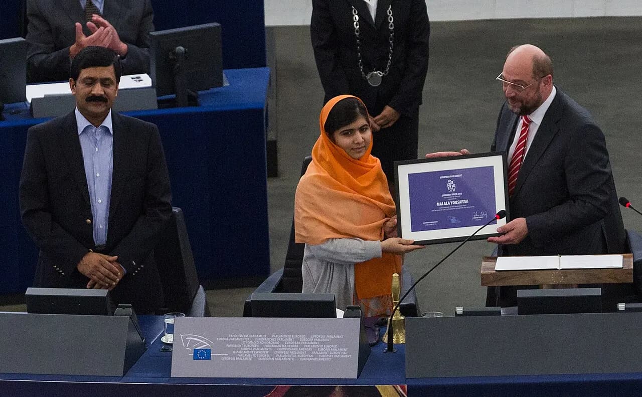 Martin Schulz remet le prix Sakharov à Malala Yousafzai au Parlement européen de Strasbourg.