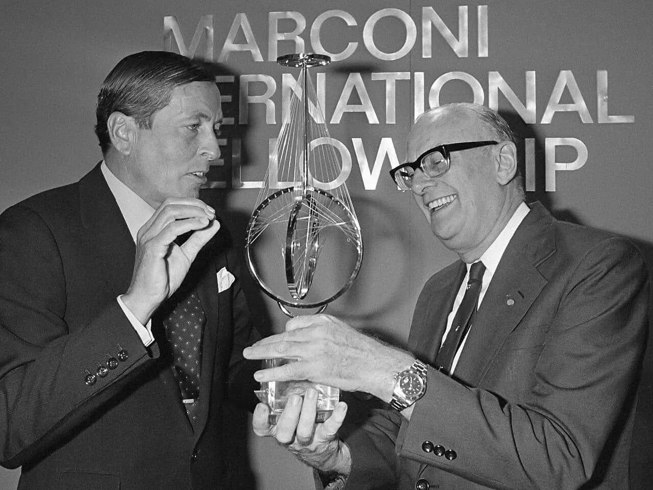 Prins Claus overhandigt Arthur C. Clarke de Marconi International Fellowship Award 1982 11 juni 1982