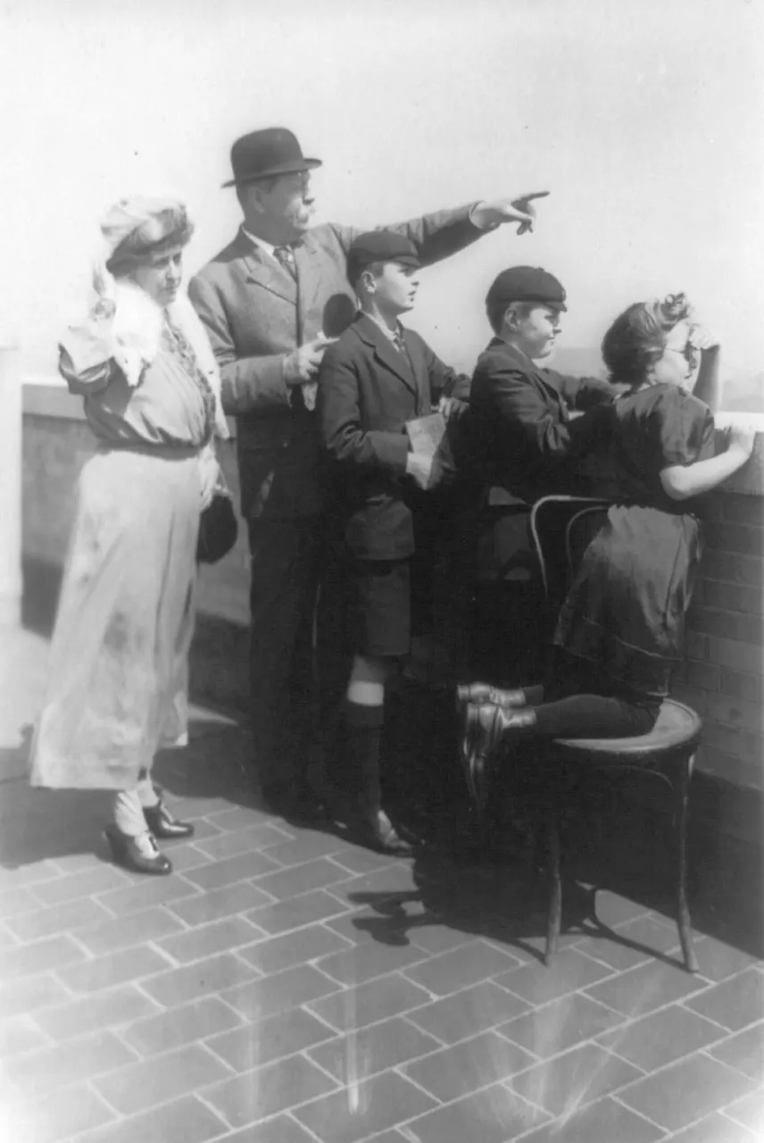 Title: Sir Arthur Conan Doyle and family looking over wall and pointing, New York City Abstract/medium: 1 photographic print.