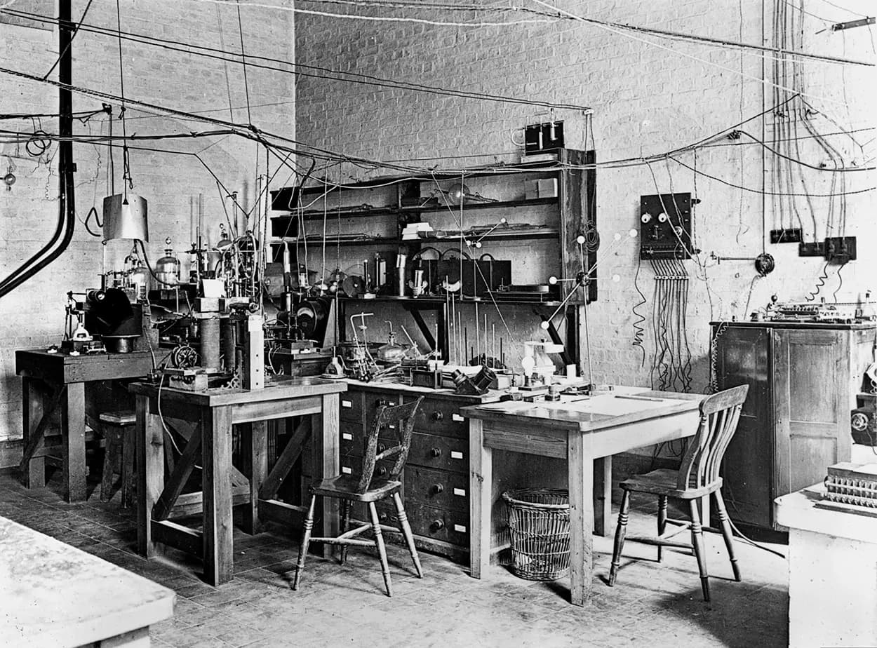 The apparatus used by Ernest Rutherford in his atom-splitting experiments, set up on a small table in the centre of his Cambridge University research room – Cav