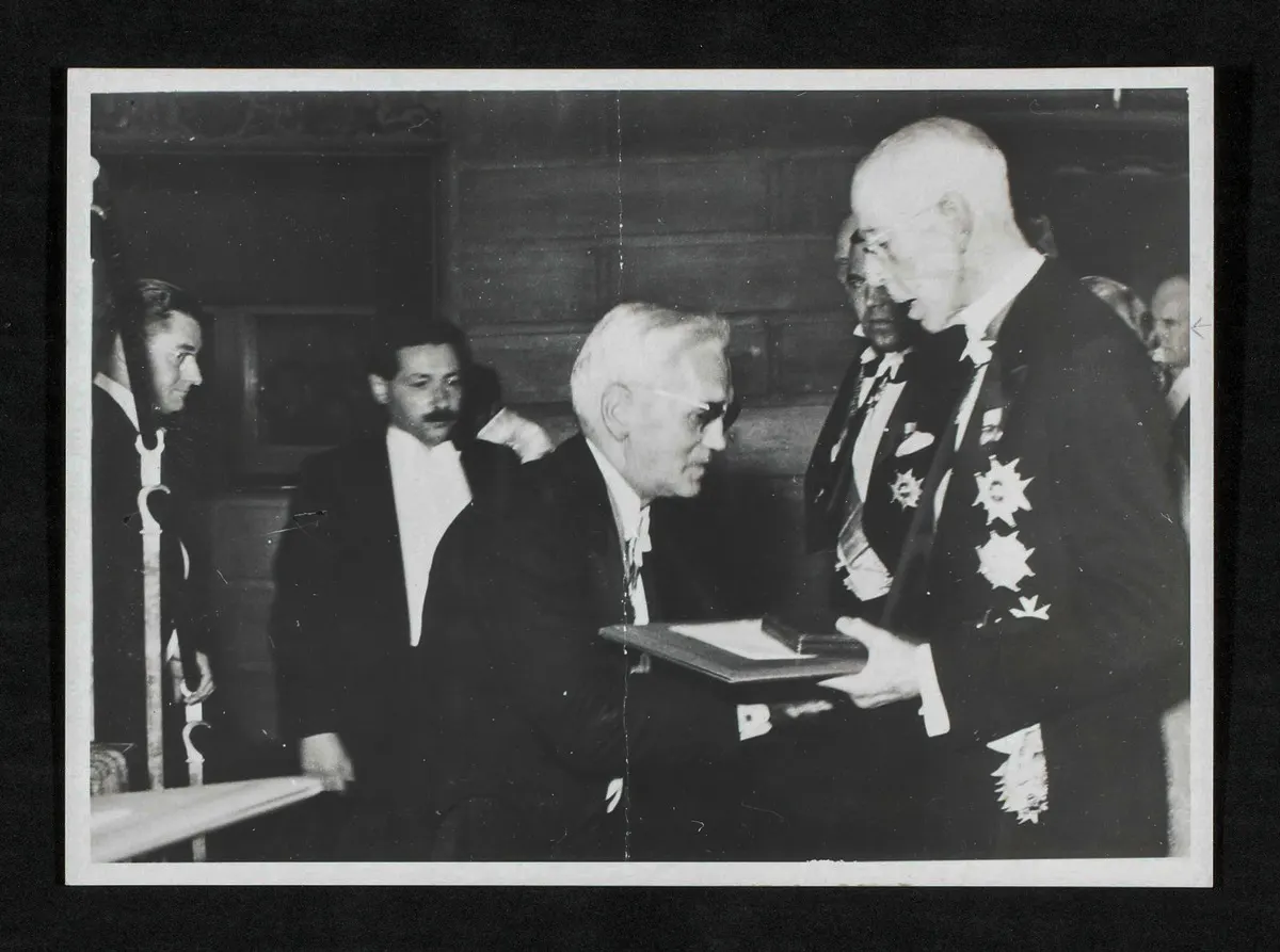 Alexander Fleming receives the Nobel Prize from King Gustaf V of Sweden.