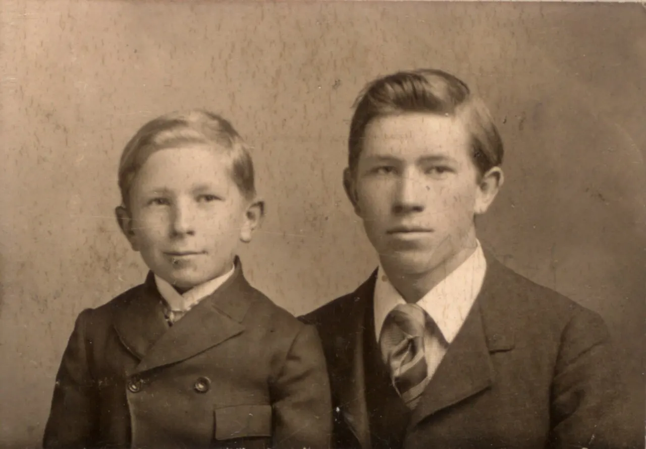 Original black and white photograph showing Banting and his brother Thompson as boys. Probably taken ca. 1900, when Banting was 9 or 10 years old.