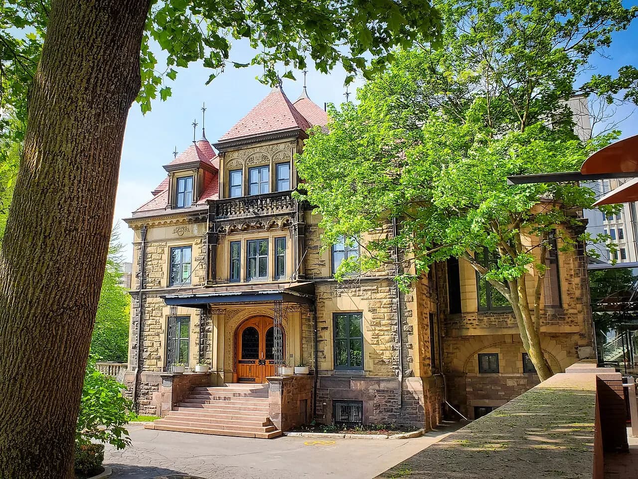 Photograph of Old Chancellor Day Hall, a building that was initially the Ross Mansion. The building is part of the downtown campus of McGill University, in Mont