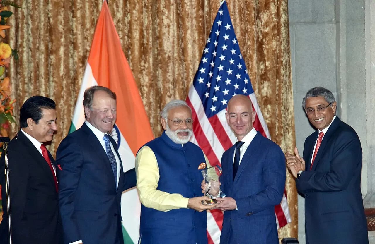 The Prime Minister, Shri Narendra Modi presenting the USIBC Global Leadership Award to Mr. Jeff Bezos, in Washington DC, USA on June 07, 2016.