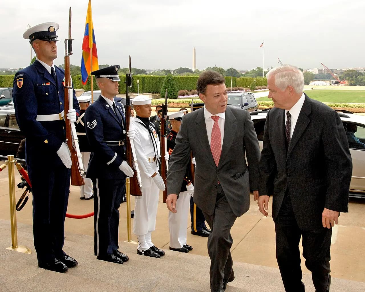 Colombian Ministers of National Defence entering the pentagon accompanied by U.S. Secretary of Defence Robert Gates.