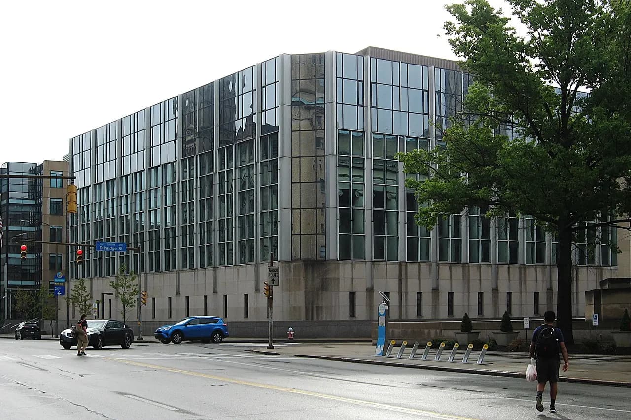 The Fifth Avenue and Dithridge Street sides of the Software Engineering Institute.