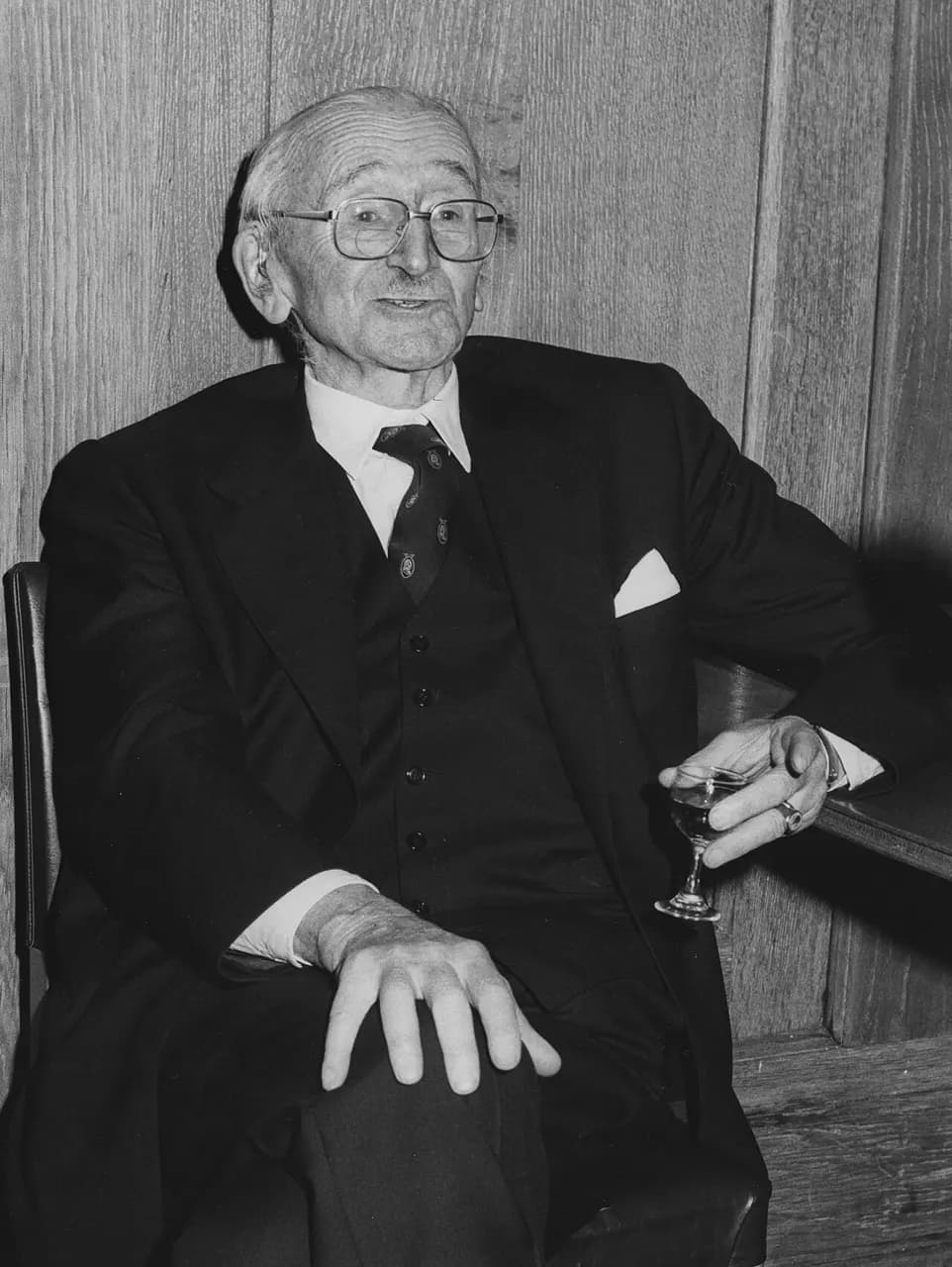 Professor of Economic Science at LSE 1931-1950, won Nobel prize for Economic Sciences in 1974. IMAGELIBRARY/1026 Persistent URL: http://archives.lse.ac.uk/dserv
