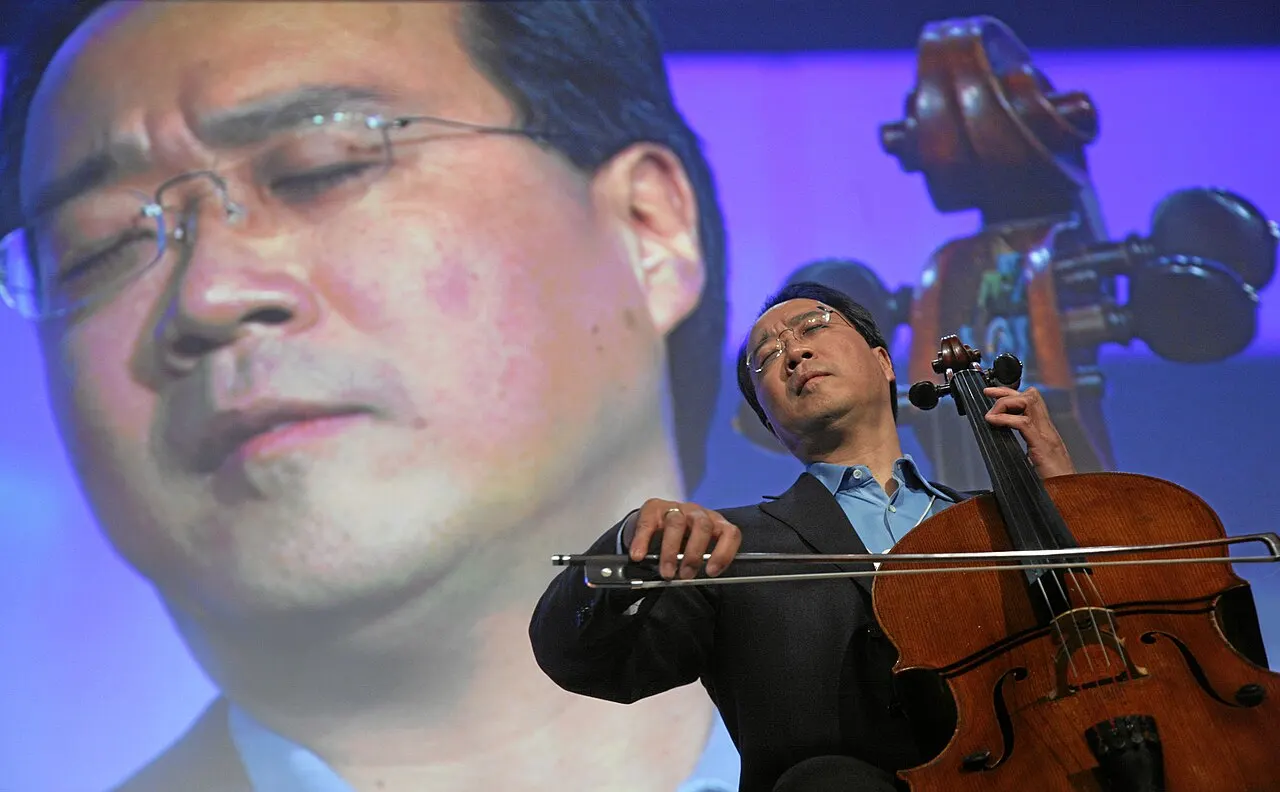 DAVOS/SWITZERLAND, 25JAN08 - Yo-Yo Ma, Cellist, USA plays the cello during the 'Presentation of the Crystal Award' at the Annual Meeting 2008 of the World Econo