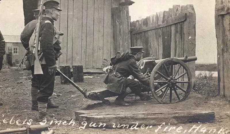 Original caption: 'Rebels 3-inch gun under fire, Hangkow' (i.e. during the Battle of Yangxia, 1911). Possibly not a 3-inch (76mm) gun, but may be one of 150 Gru